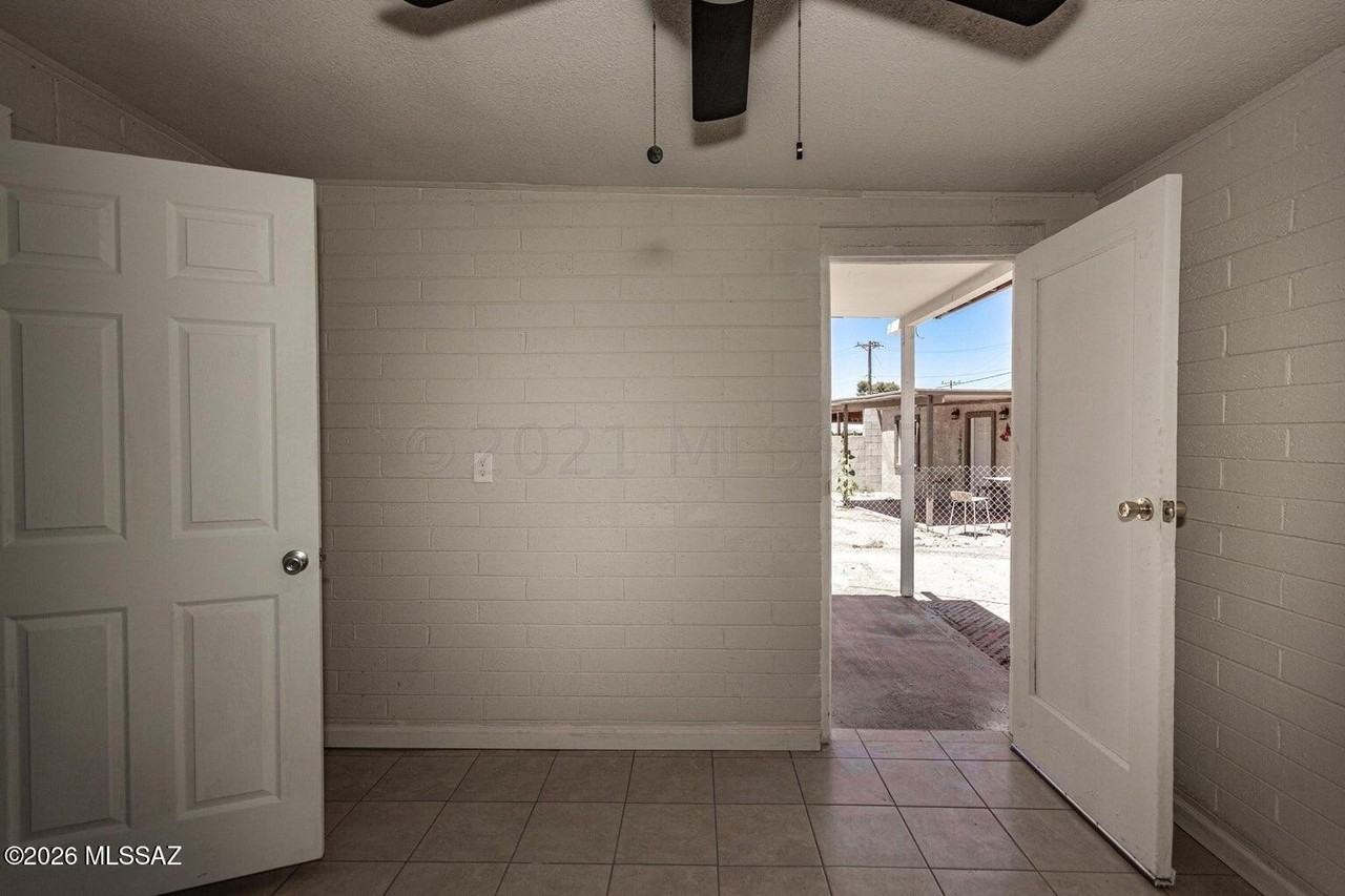 2433 E Cameron Vis - Photo 7 of 12
