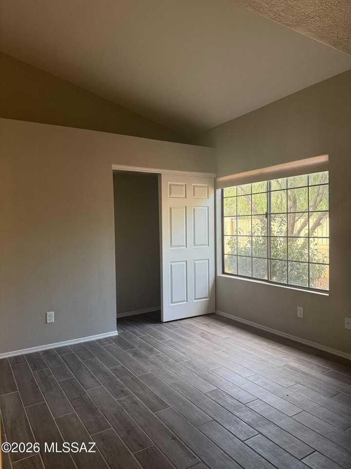 321 E Fieldcrest Ln - Photo 5 of 9