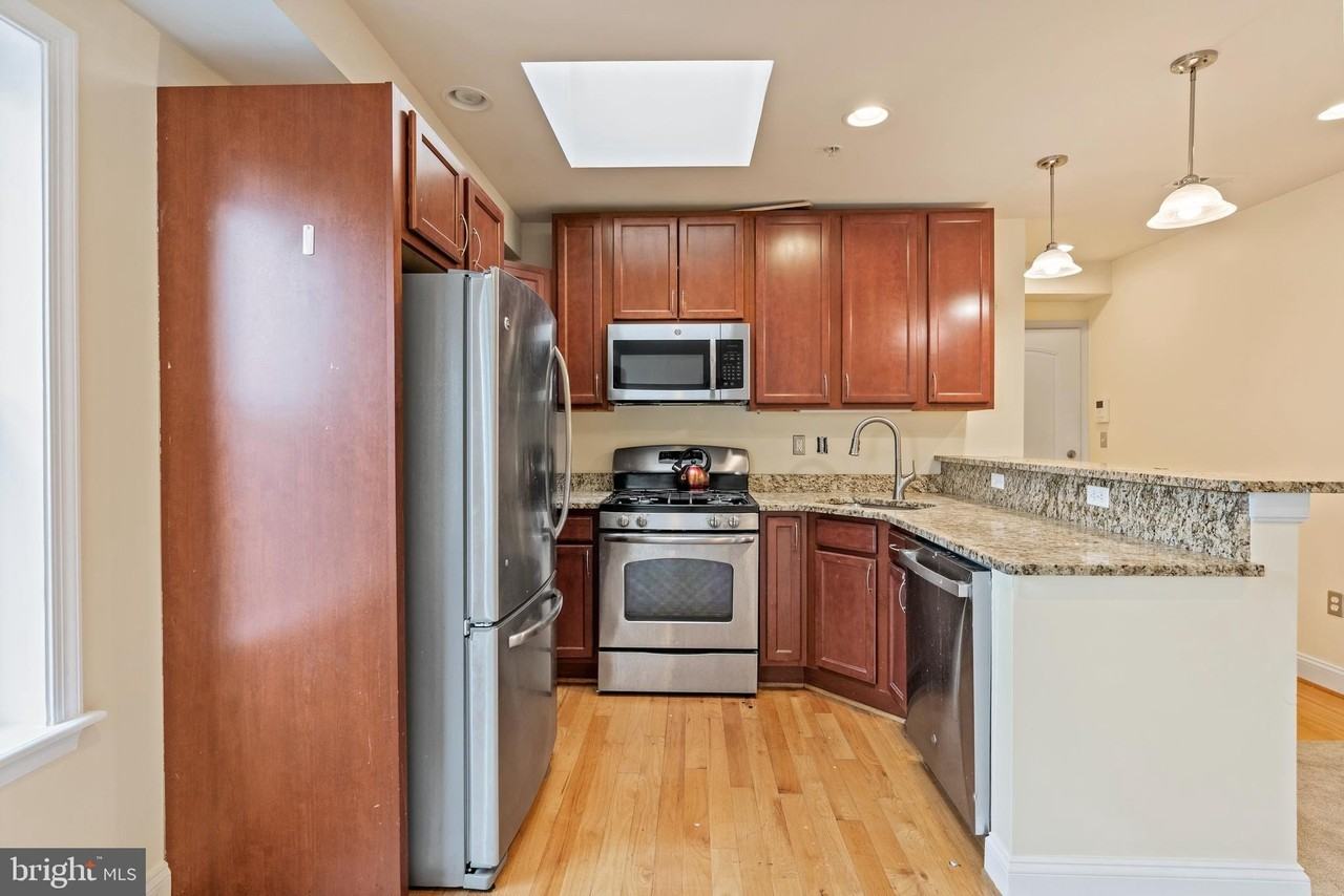 922 Madison St Nw #304 - Photo 3 of 19