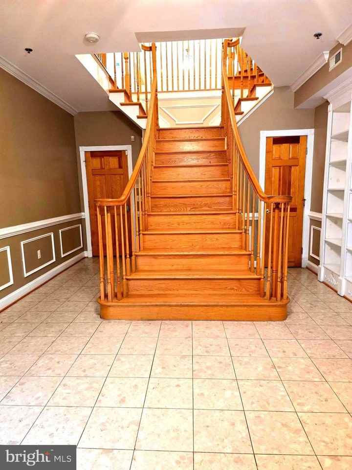 704 S Bond St - Photo 3 of 27