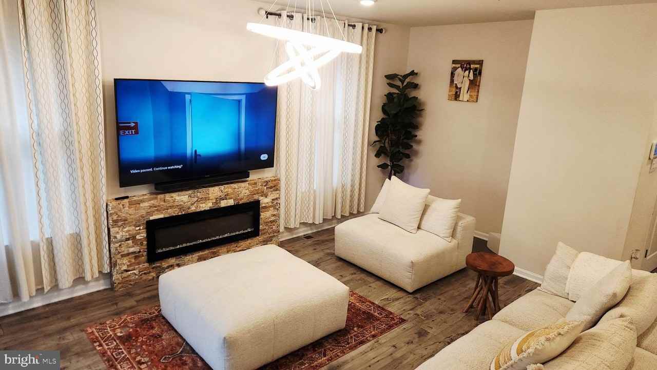 422 Constellation Ln - Photo 3 of 28