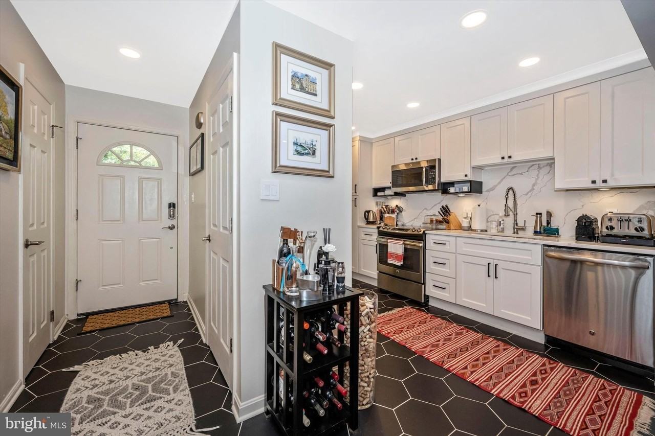 6402 Montrose Rd - Photo 3 of 45