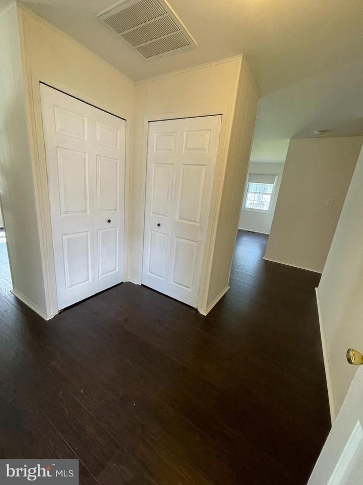 15713 Pointer Ridge Dr - Photo 2 of 11