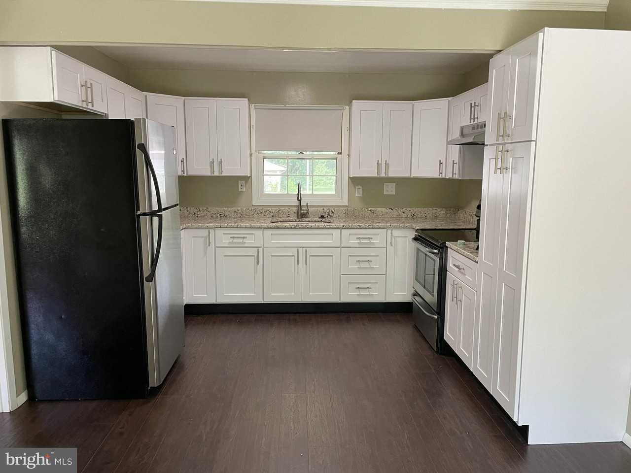 15713 Pointer Ridge Dr - Photo 3 of 11