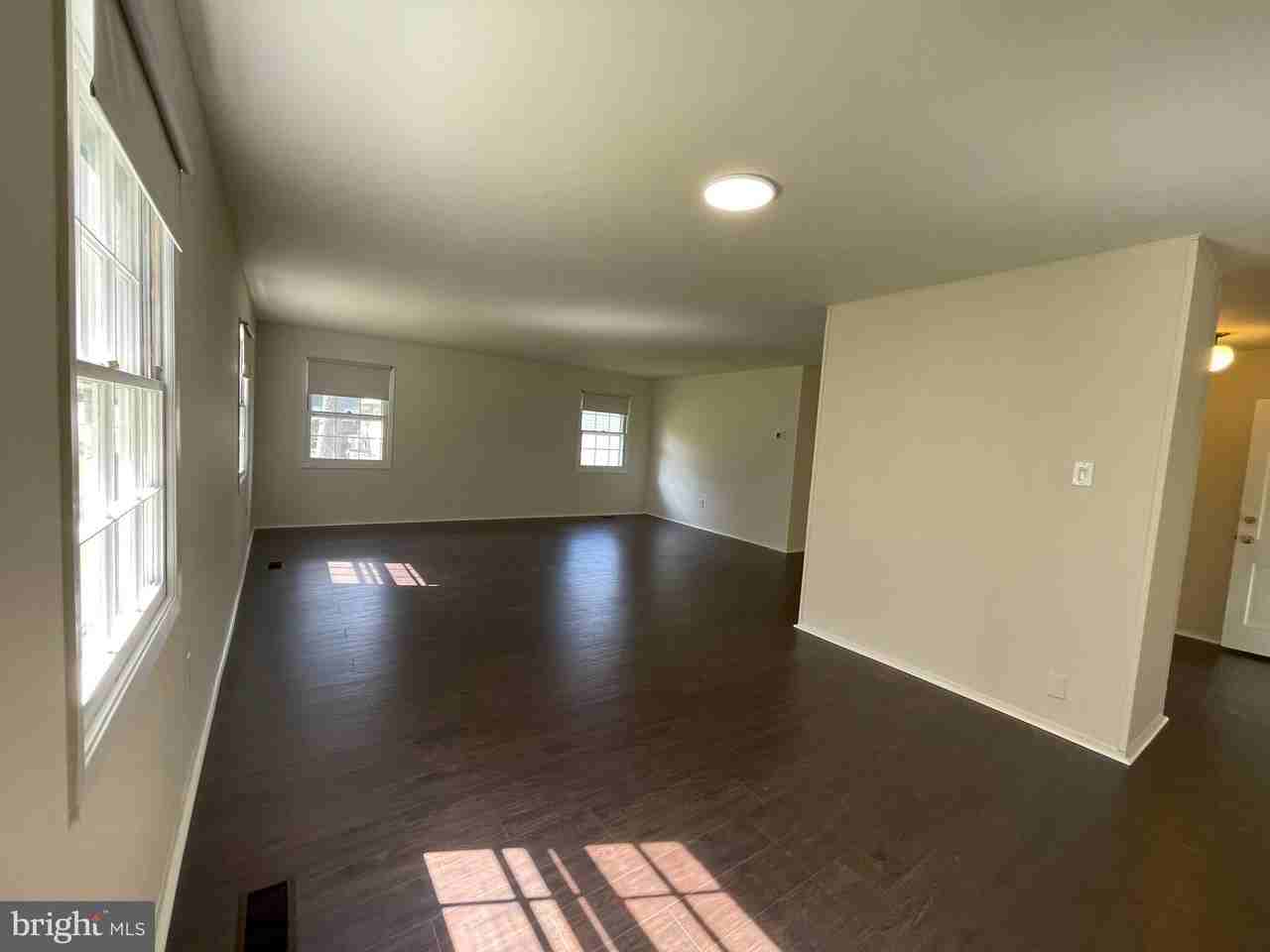15713 Pointer Ridge Dr - Photo 4 of 11