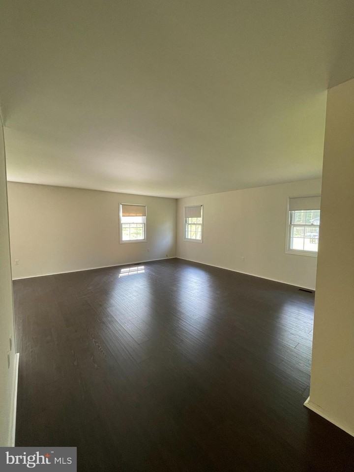 15713 Pointer Ridge Dr - Photo 5 of 11