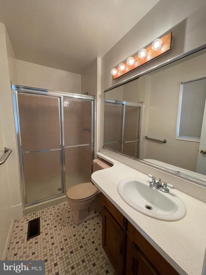 15713 Pointer Ridge Dr - Photo 7 of 11