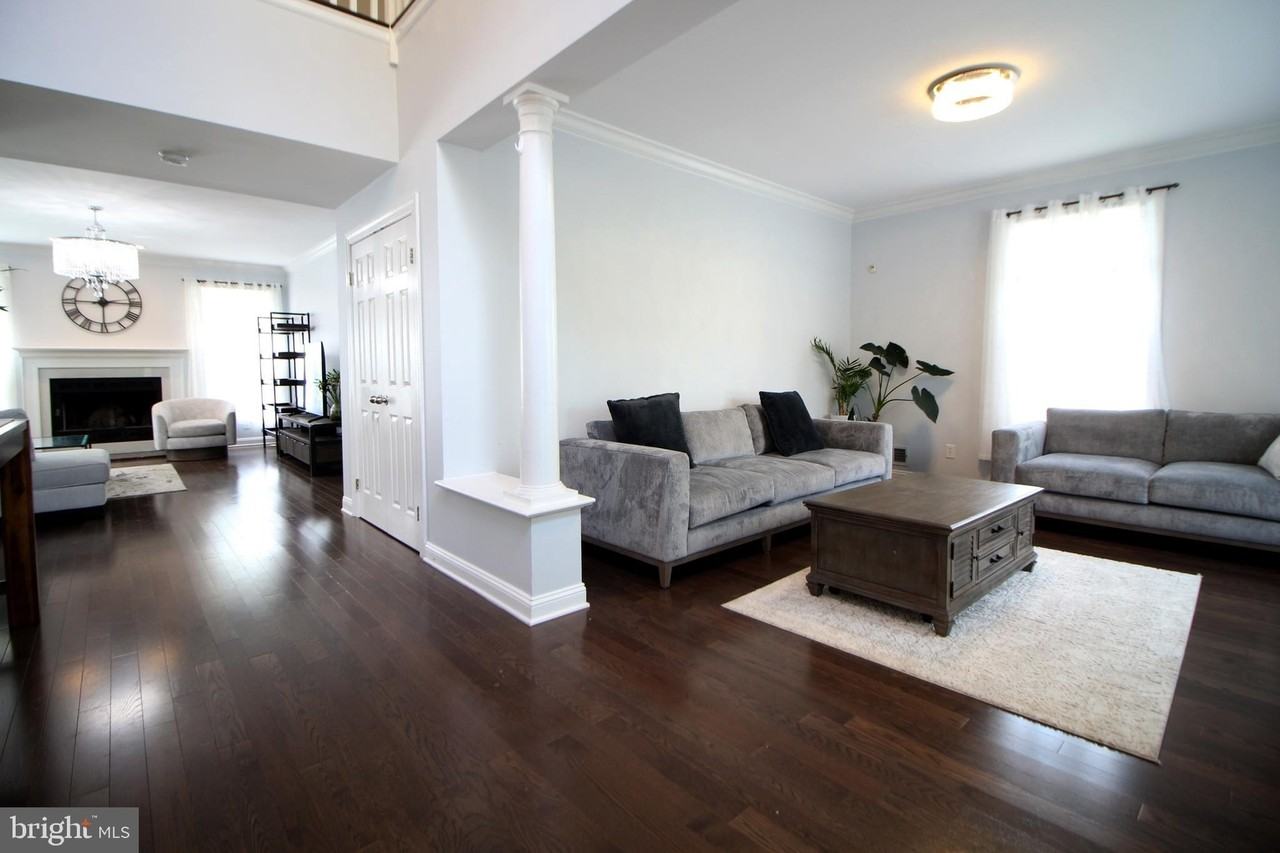15 Kentsdale Dr - Photo 4 of 50
