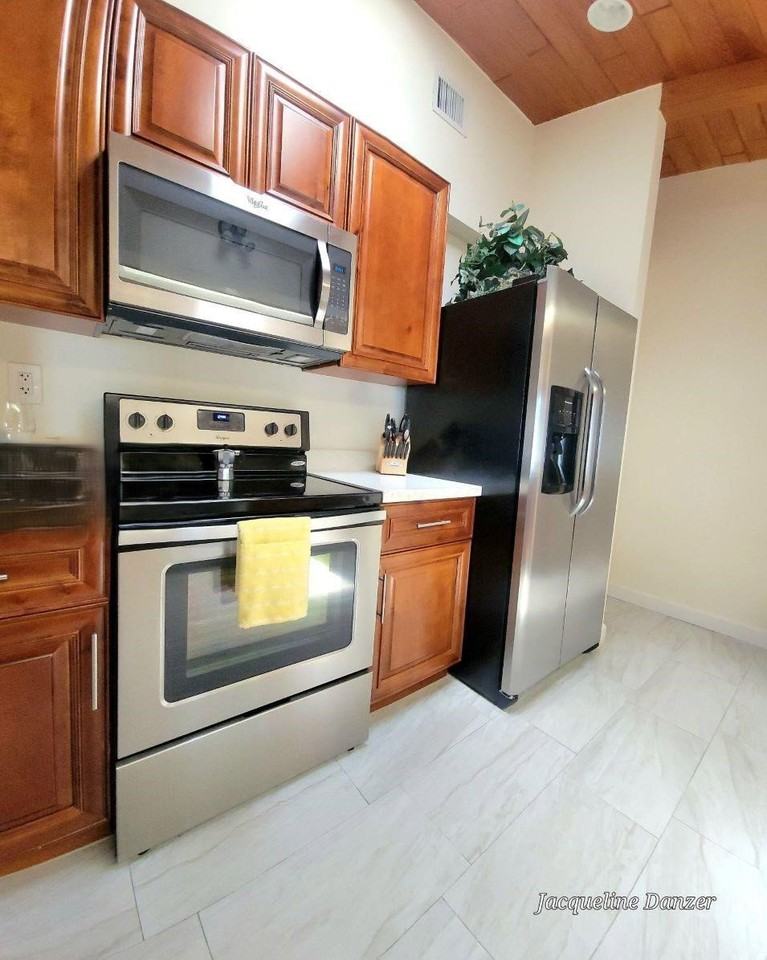 2241 Ne 38th St - Photo 3 of 7