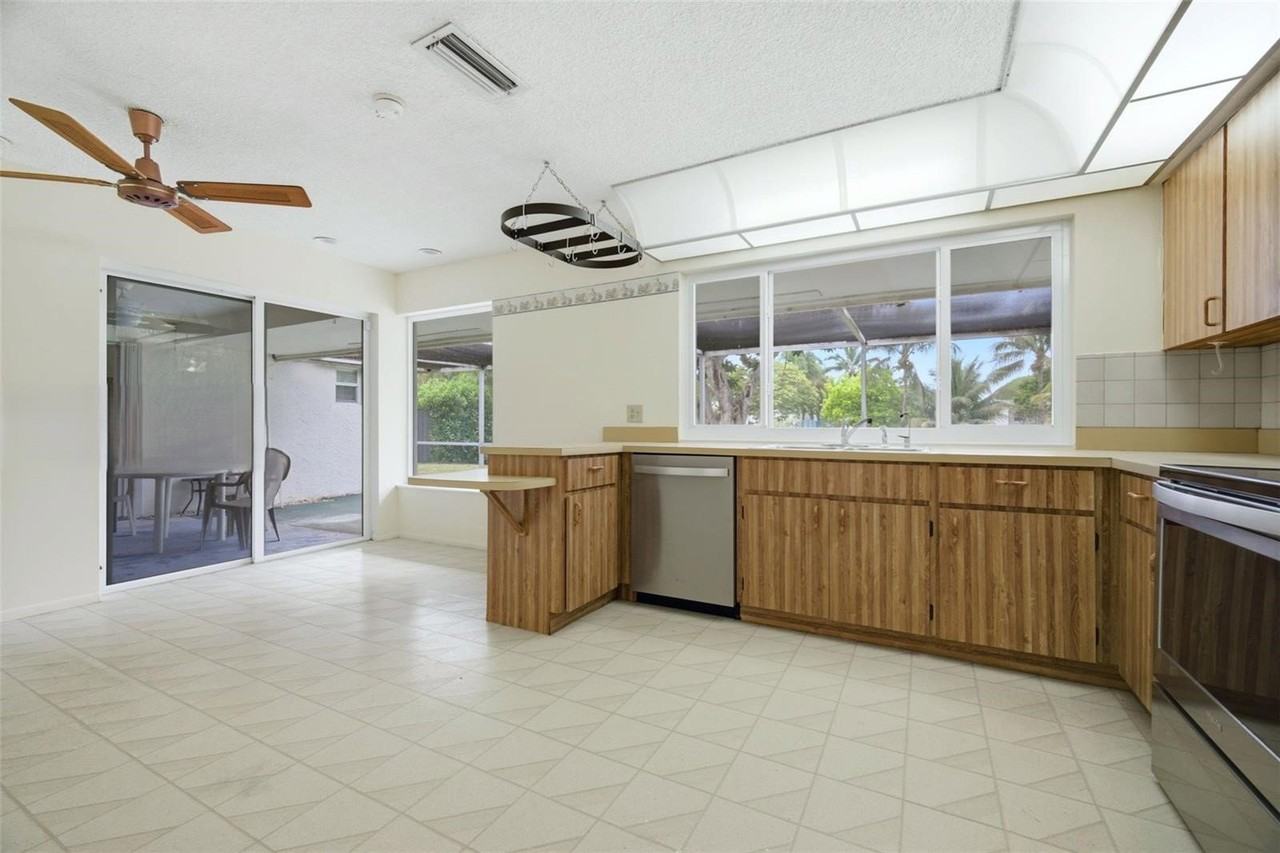 920 Nw 92nd Ave - Photo 2 of 8