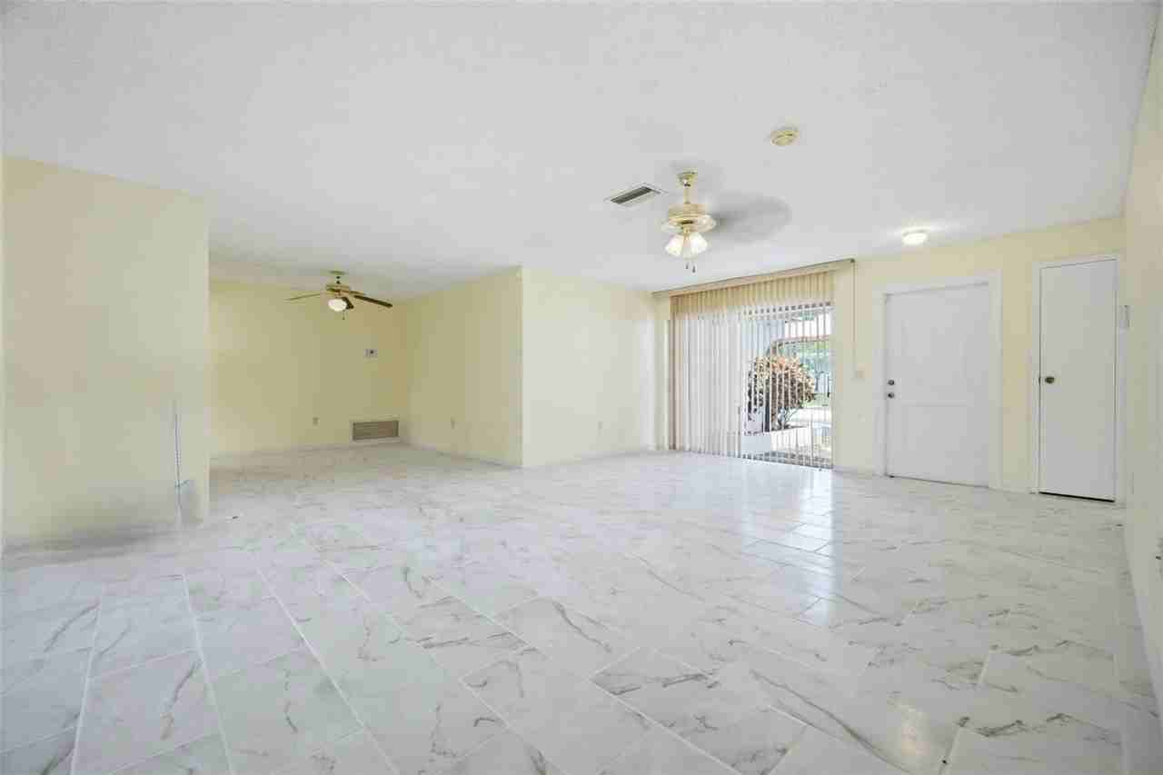 920 Nw 92nd Ave - Photo 3 of 8