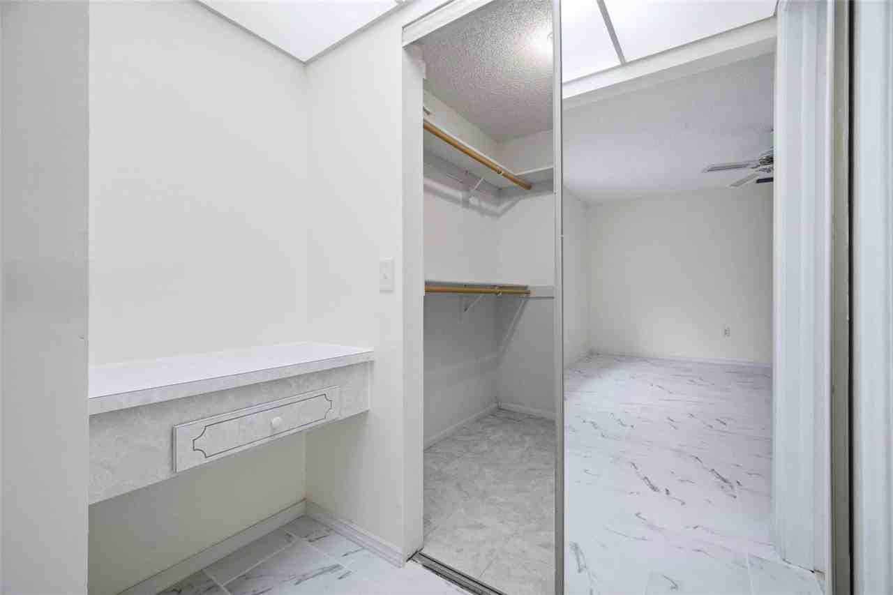 920 Nw 92nd Ave - Photo 4 of 8