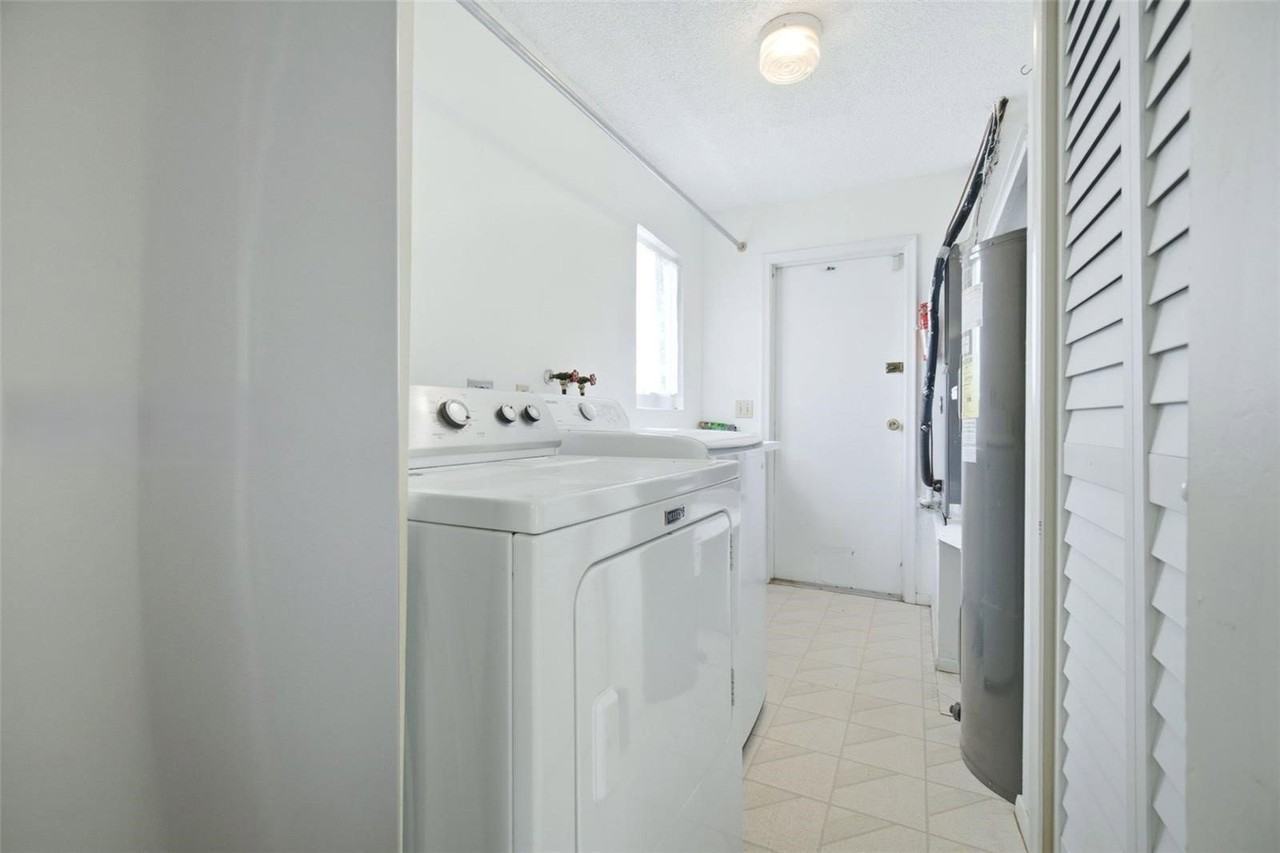 920 Nw 92nd Ave - Photo 5 of 8
