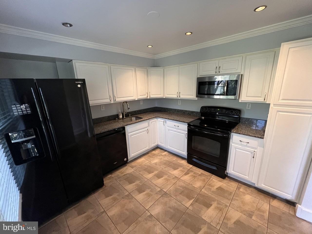 5633 Independence Cir - Photo 4 of 28