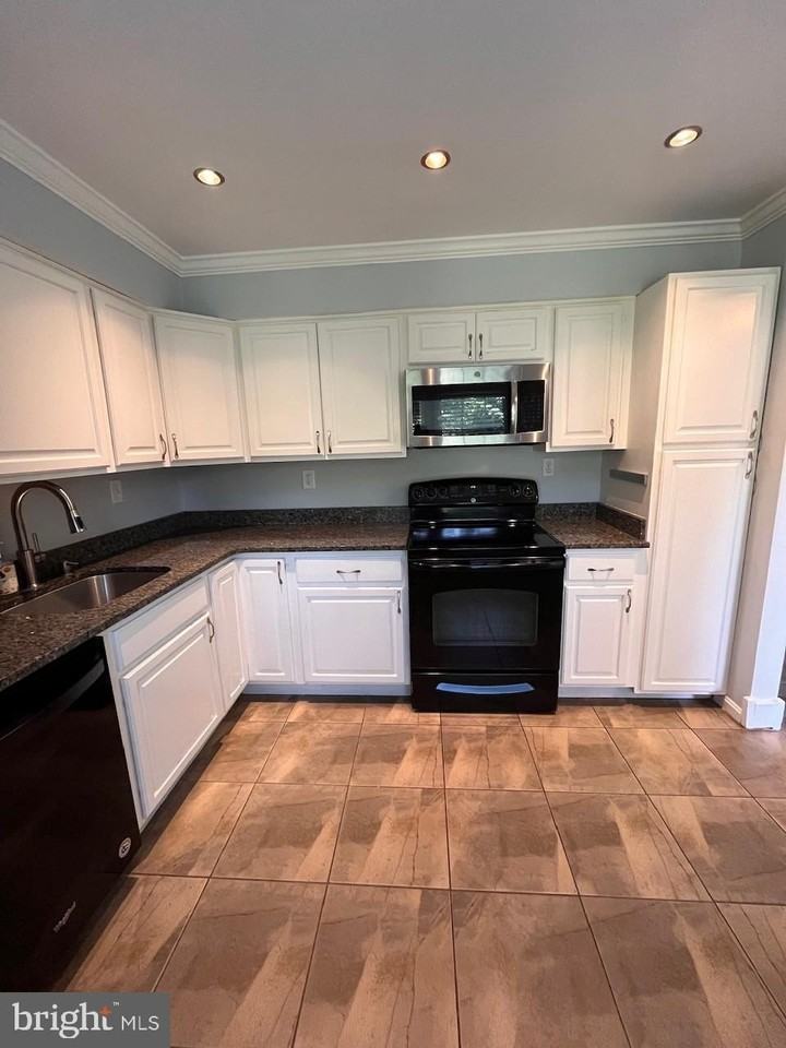 5633 Independence Cir - Photo 5 of 28