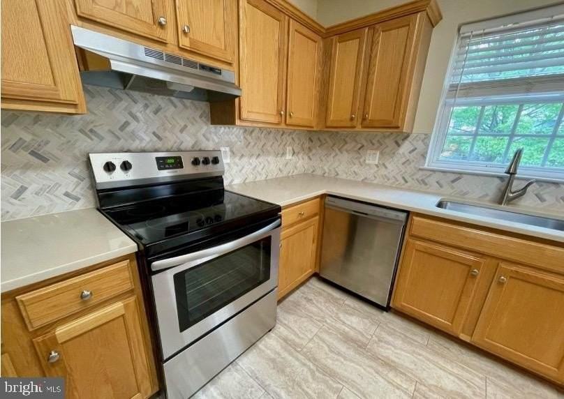 9058 Two Bays Rd - Photo 3 of 32