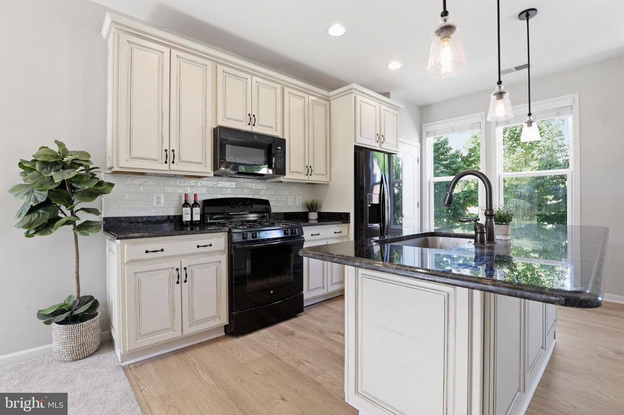 8923 Quarry Rd - Photo 4 of 48