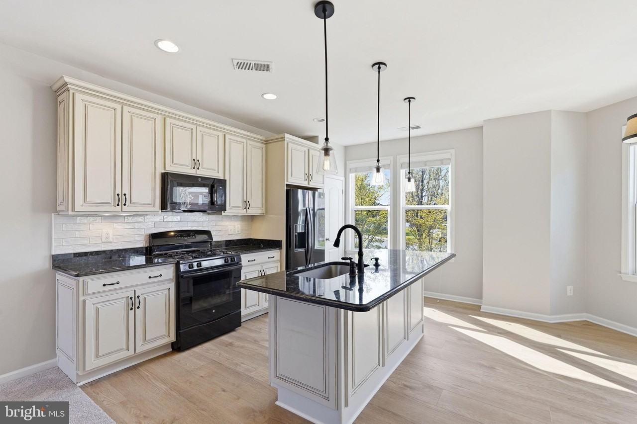8923 Quarry Rd - Photo 5 of 48