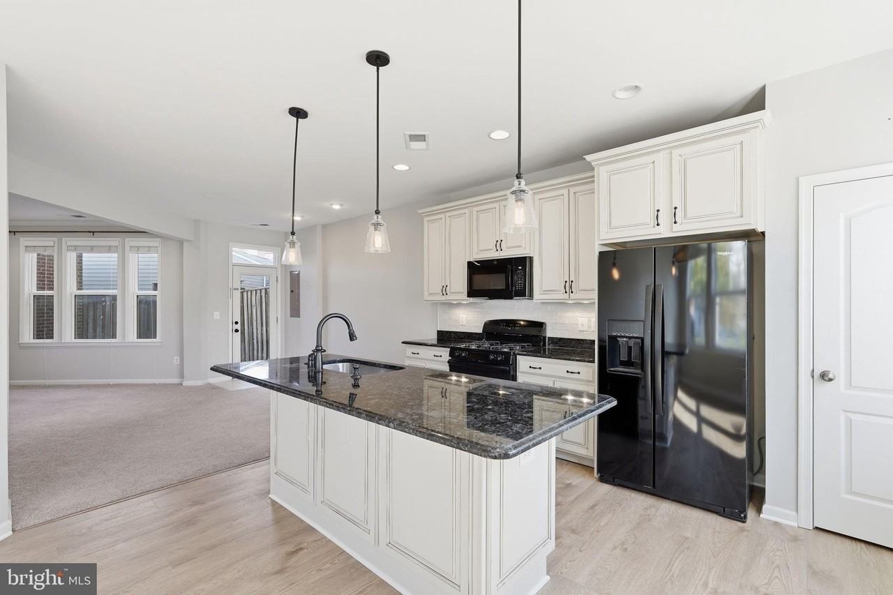 8923 Quarry Rd - Photo 7 of 48