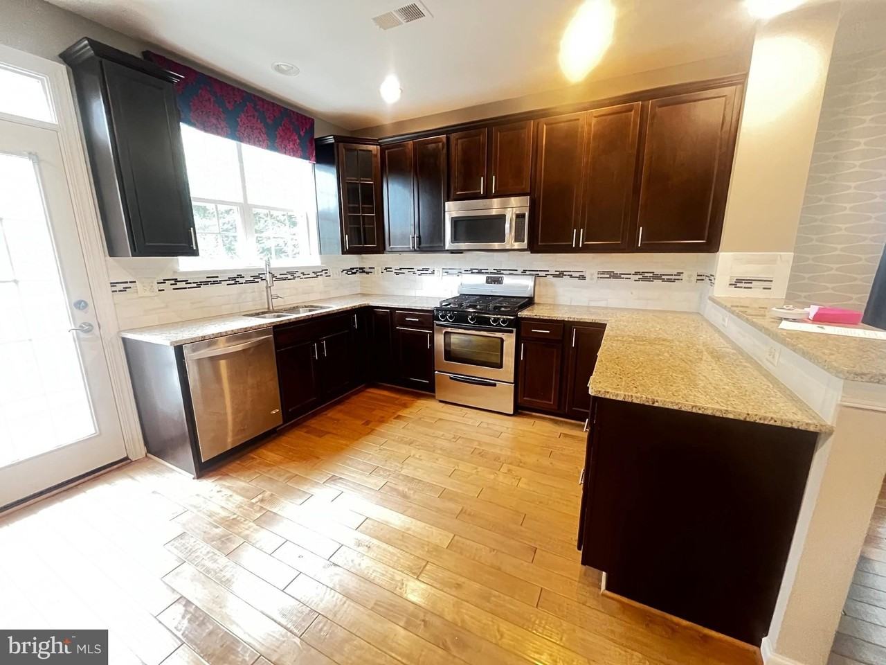 8195 Falls Grove Dr - Photo 6 of 22
