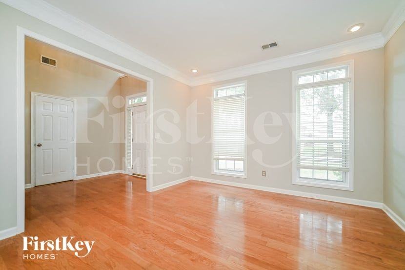 7504 Cole Ln - Photo 4 of 15