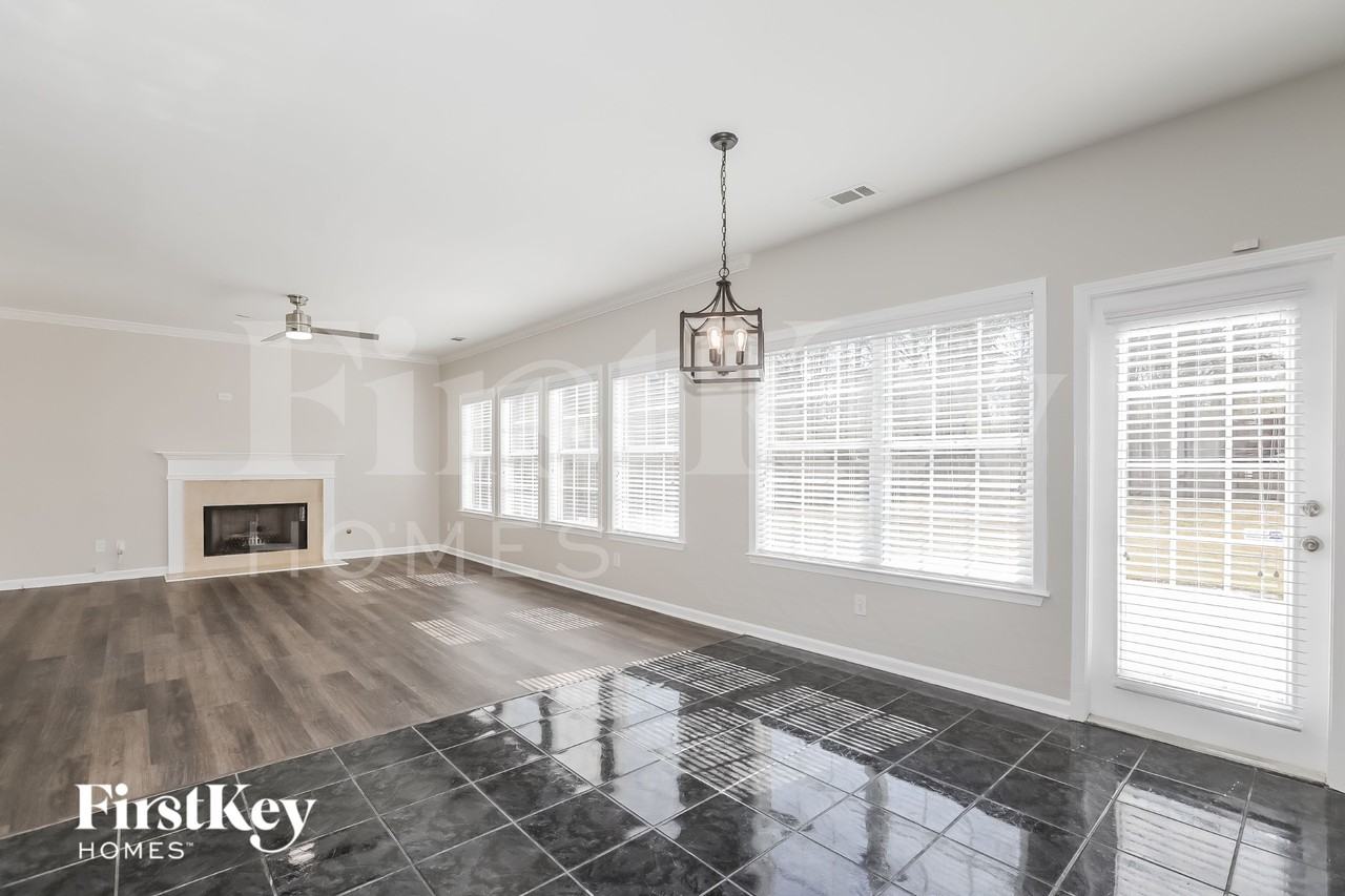 2127 Mitford Ct - Photo 3 of 15