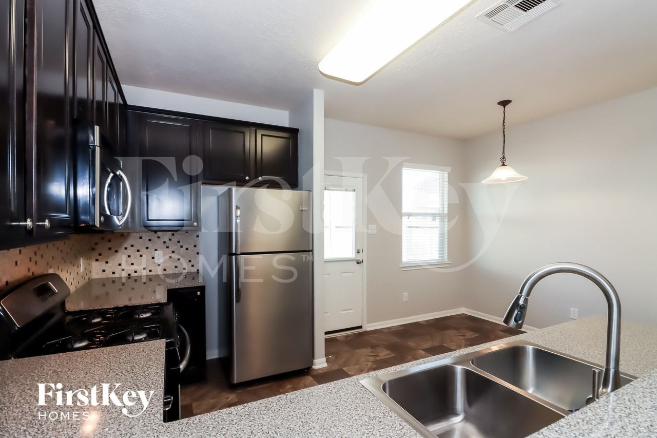 8330 Hampton Bay Dr - Photo 5 of 16