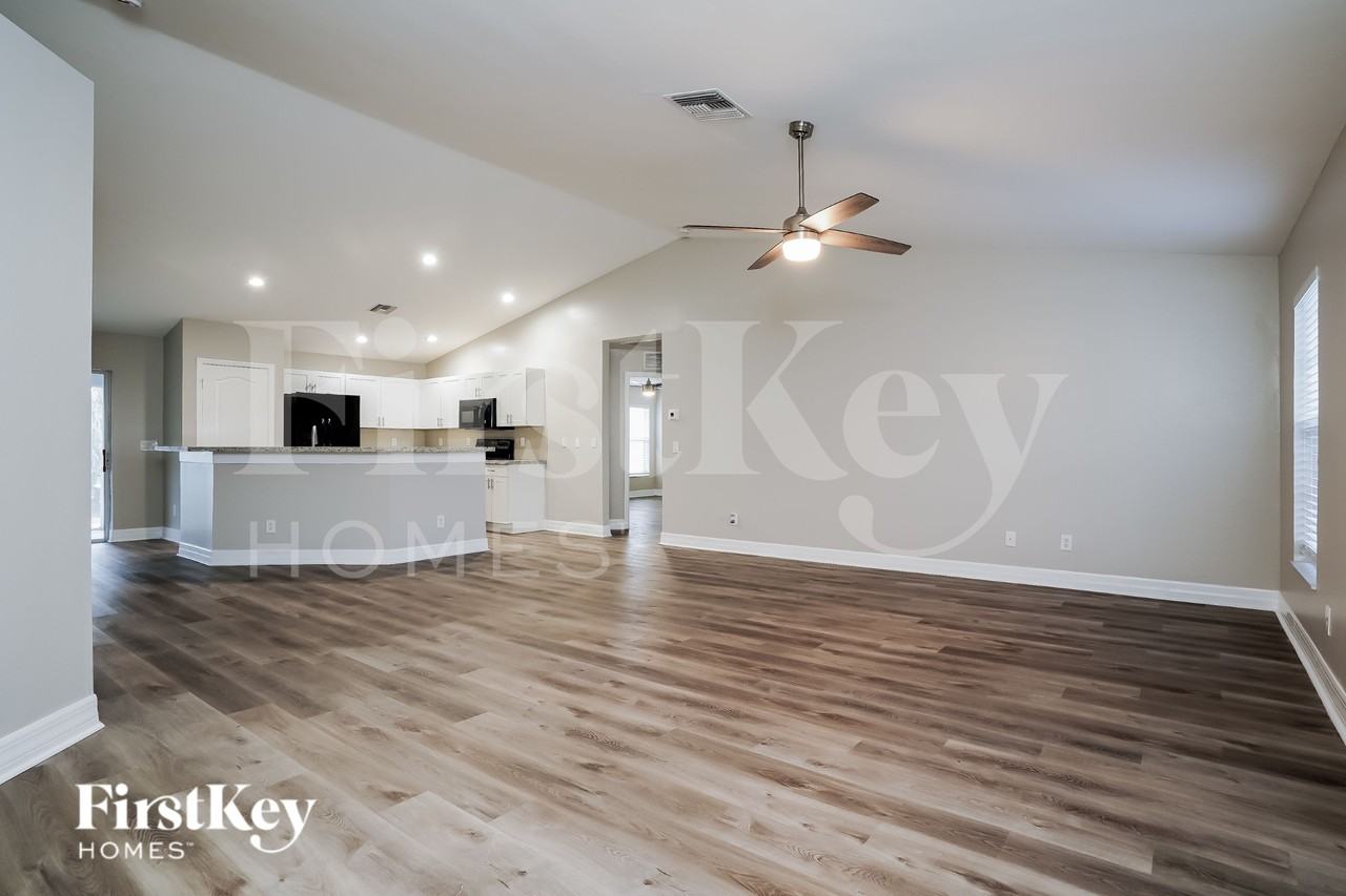629 Ne Juanita Ct - Photo 2 of 19