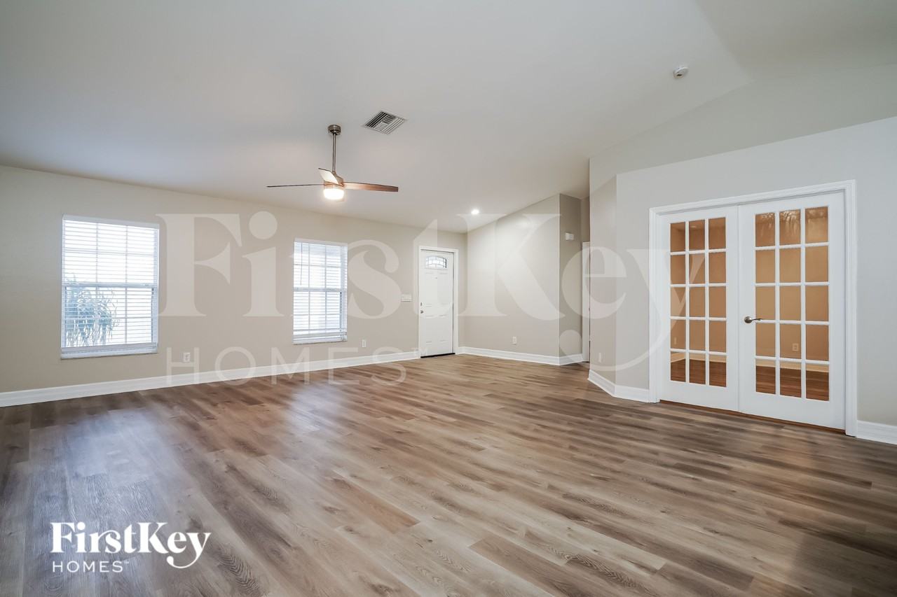 629 Ne Juanita Ct - Photo 4 of 19