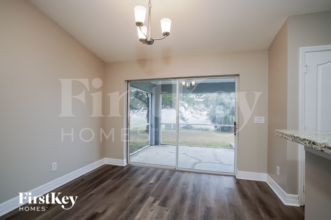 629 Ne Juanita Ct - Photo 5 of 19