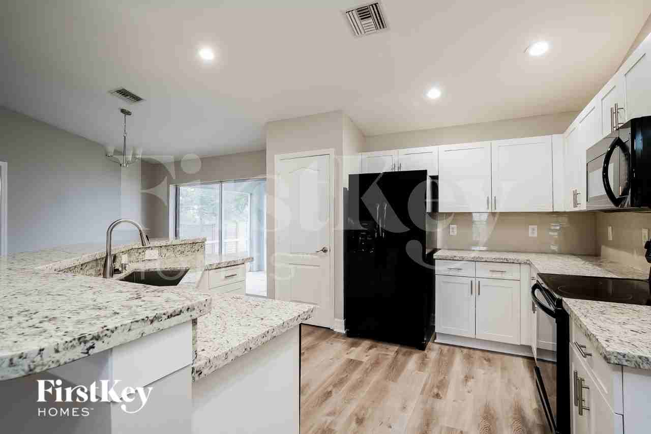629 Ne Juanita Ct - Photo 7 of 19