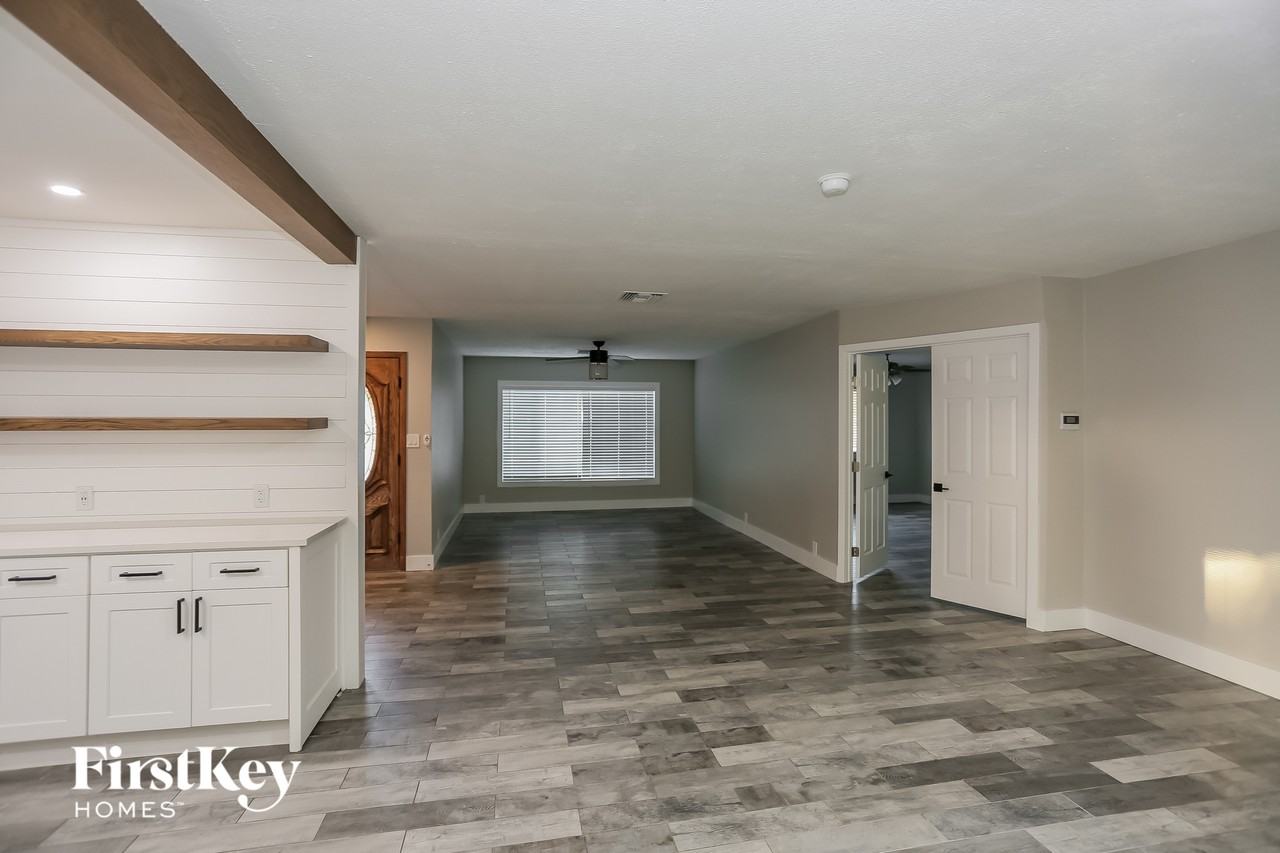 4409 W Griswold Rd - Photo 4 of 15