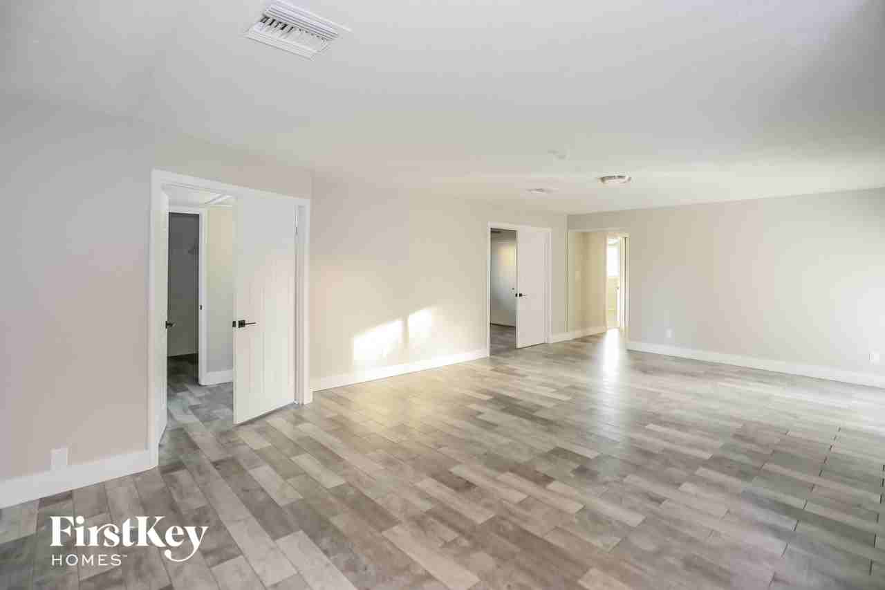 4409 W Griswold Rd - Photo 7 of 15