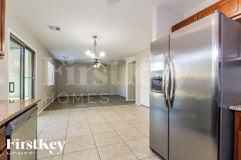 10222 W Hess St - Photo 6 of 15
