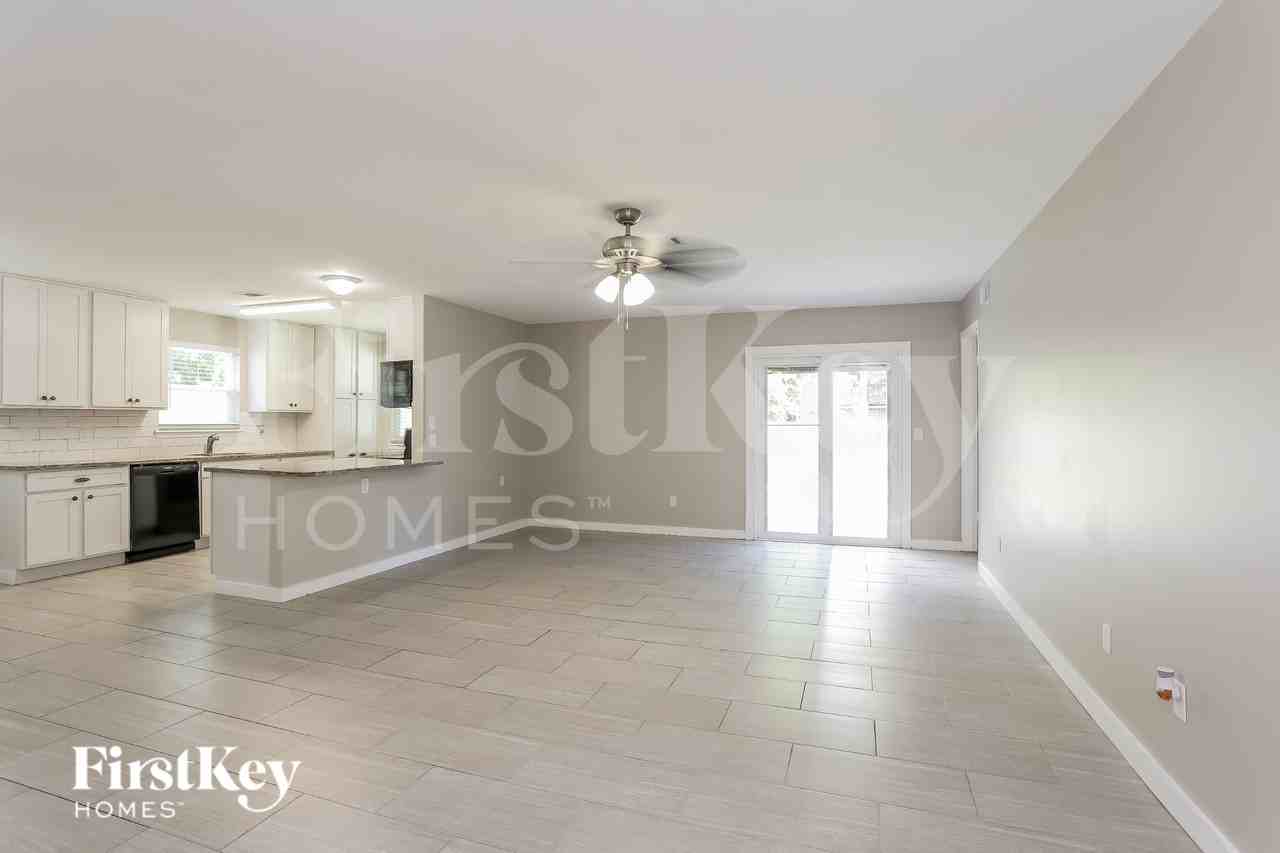 1047 Cove Landing Dr - Photo 3 of 18