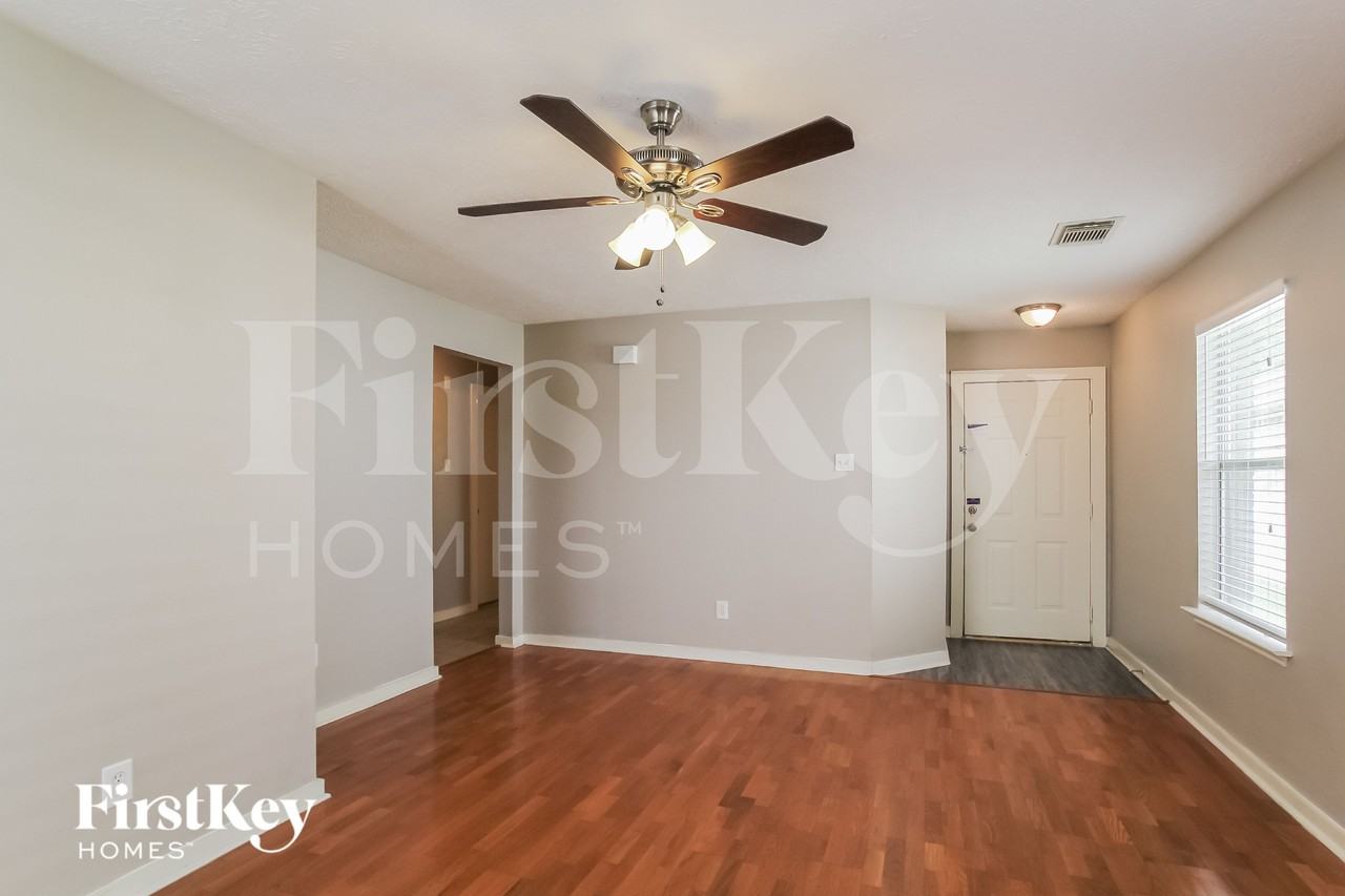 916 Willaby St - Photo 4 of 16