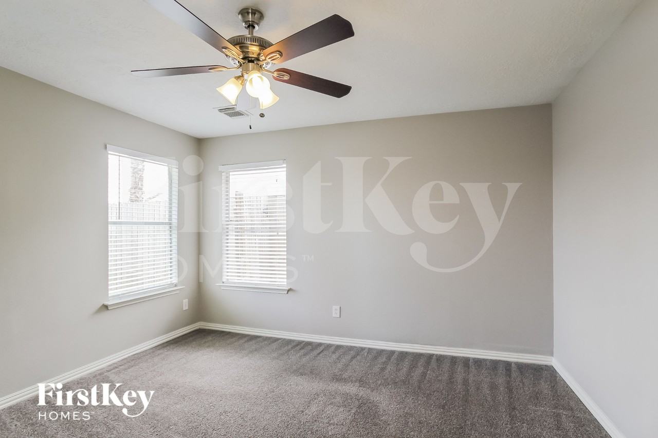 916 Willaby St - Photo 7 of 16