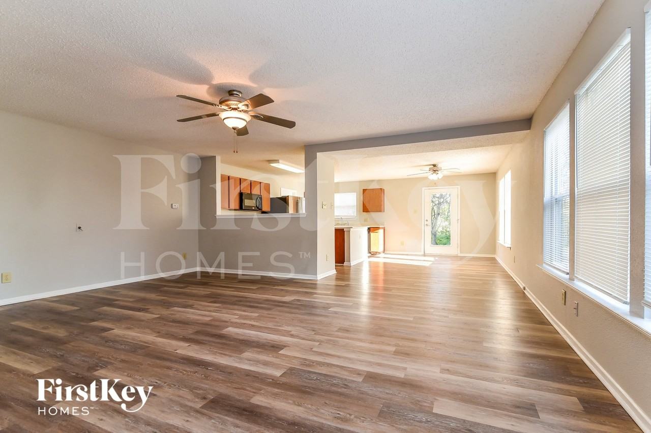 8823 Youngs Creek Ln - Photo 3 of 15