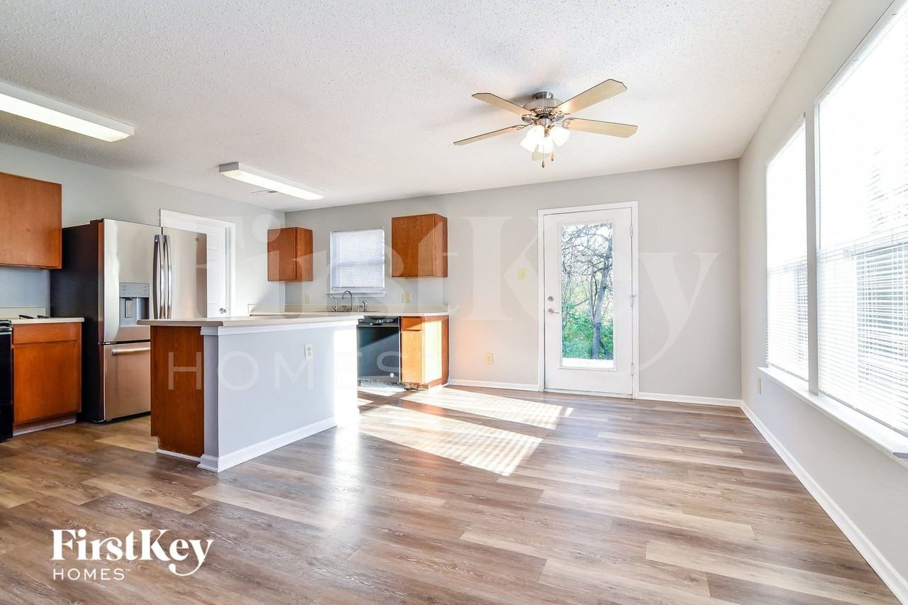 8823 Youngs Creek Ln - Photo 5 of 15