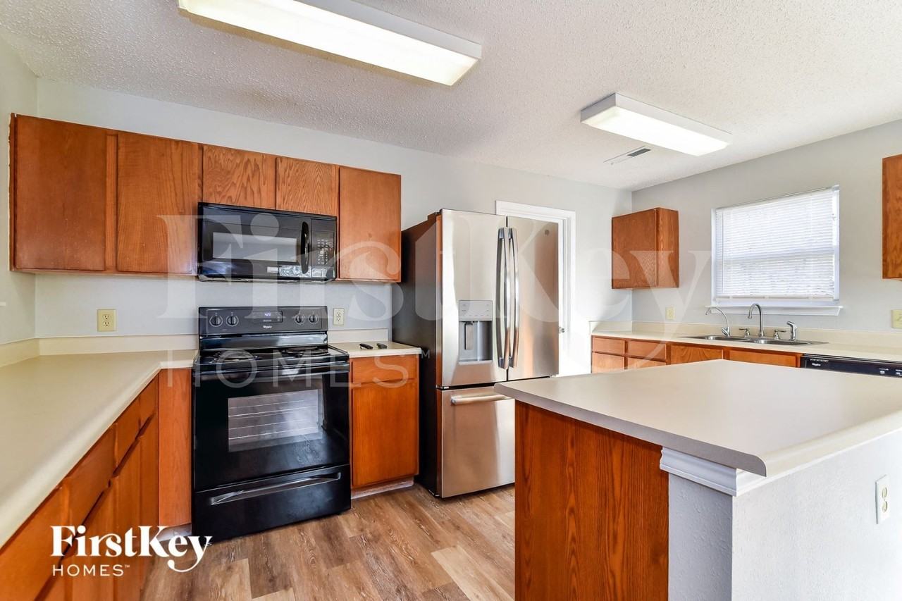 8823 Youngs Creek Ln - Photo 6 of 15