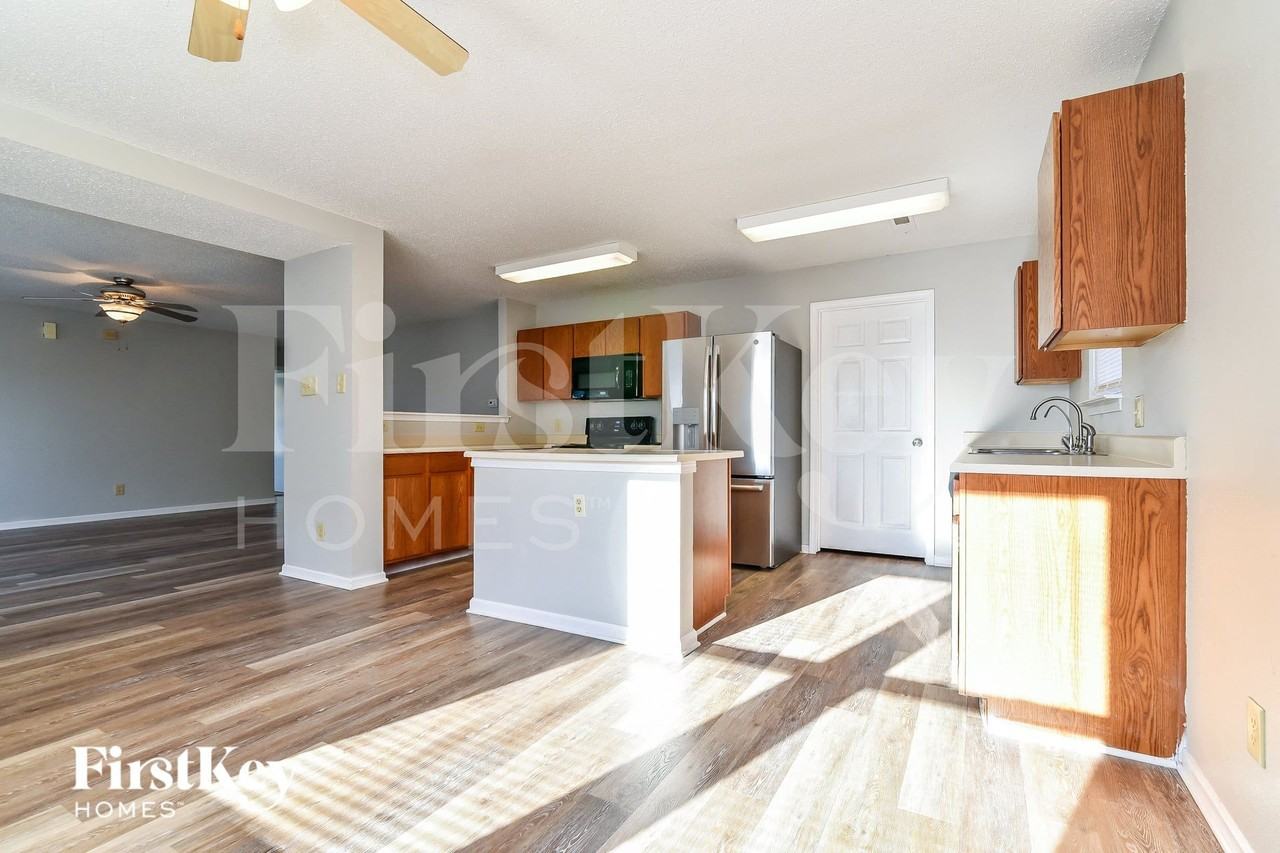 8823 Youngs Creek Ln - Photo 7 of 15