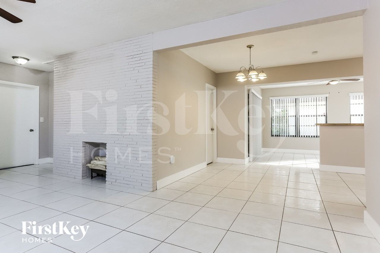 7720 Juniper St - Photo 3 of 19