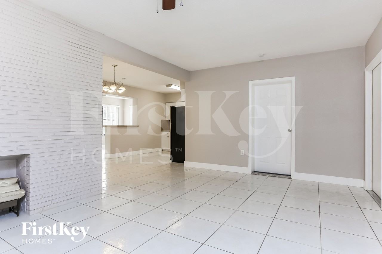 7720 Juniper St - Photo 4 of 19
