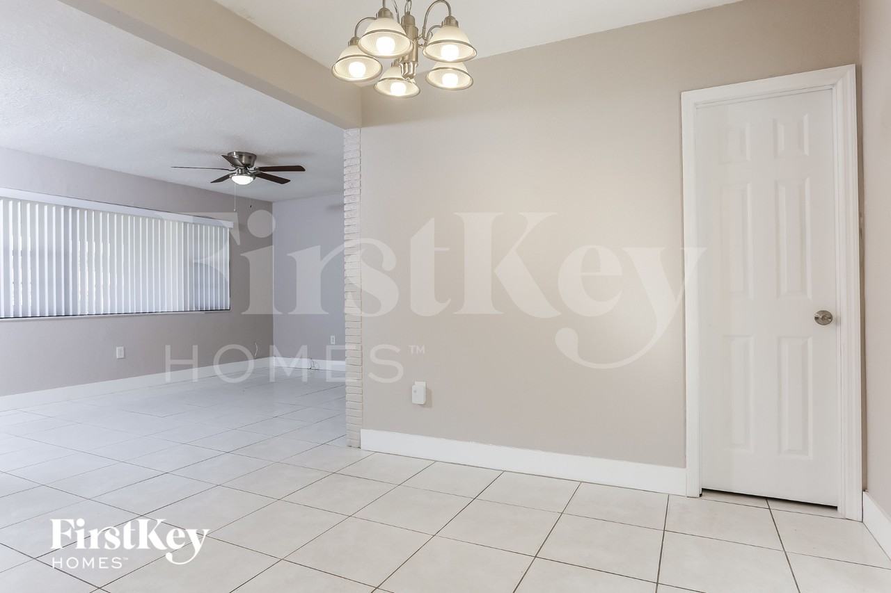 7720 Juniper St - Photo 6 of 19