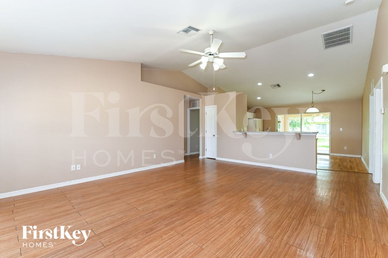 2108 Ne 15th Pl - Photo 5 of 19