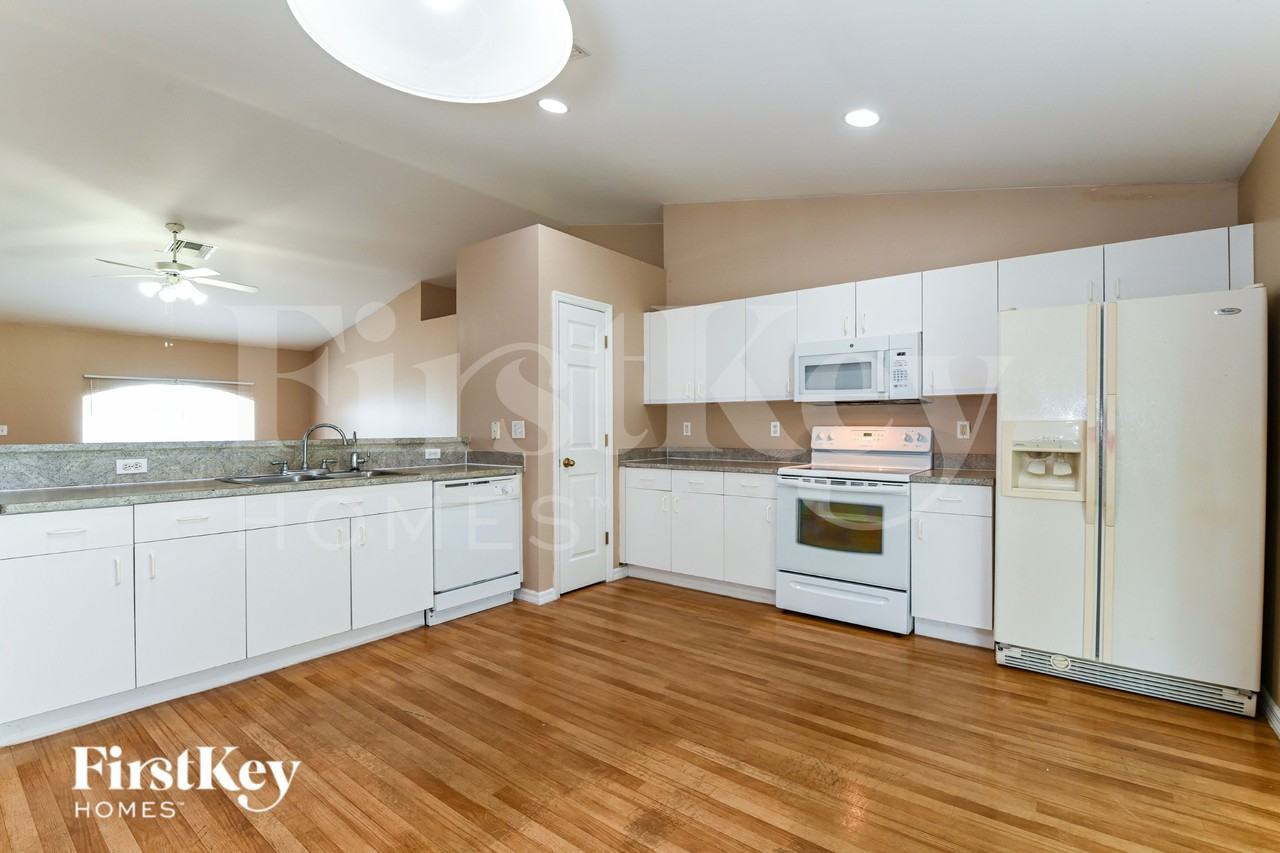 2108 Ne 15th Pl - Photo 7 of 19