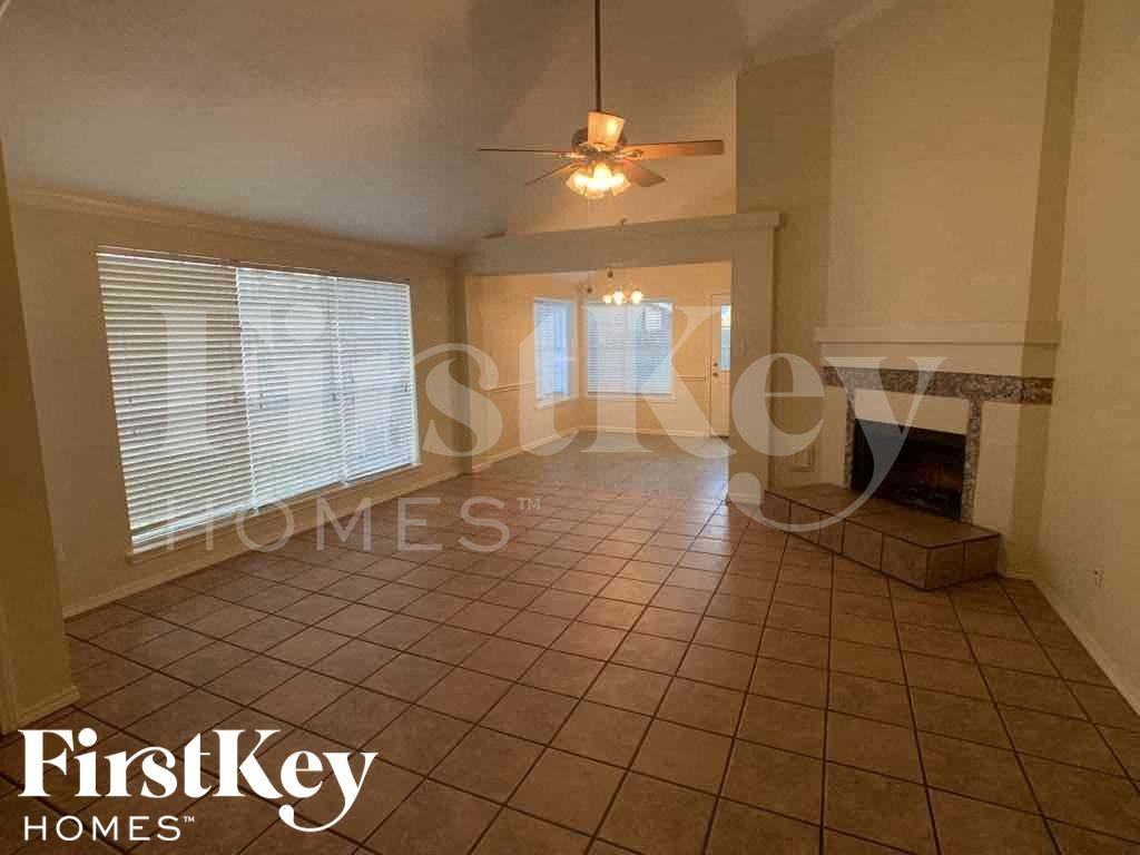 18614 Seaton Dr - Photo 2 of 23