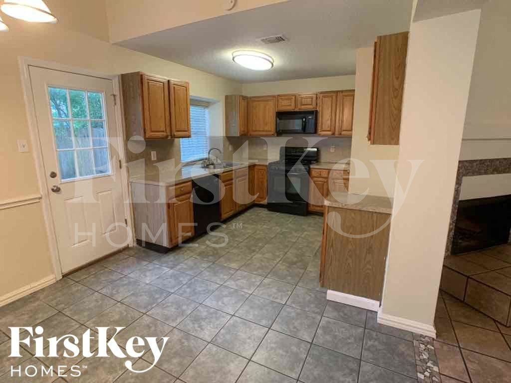 18614 Seaton Dr - Photo 3 of 23