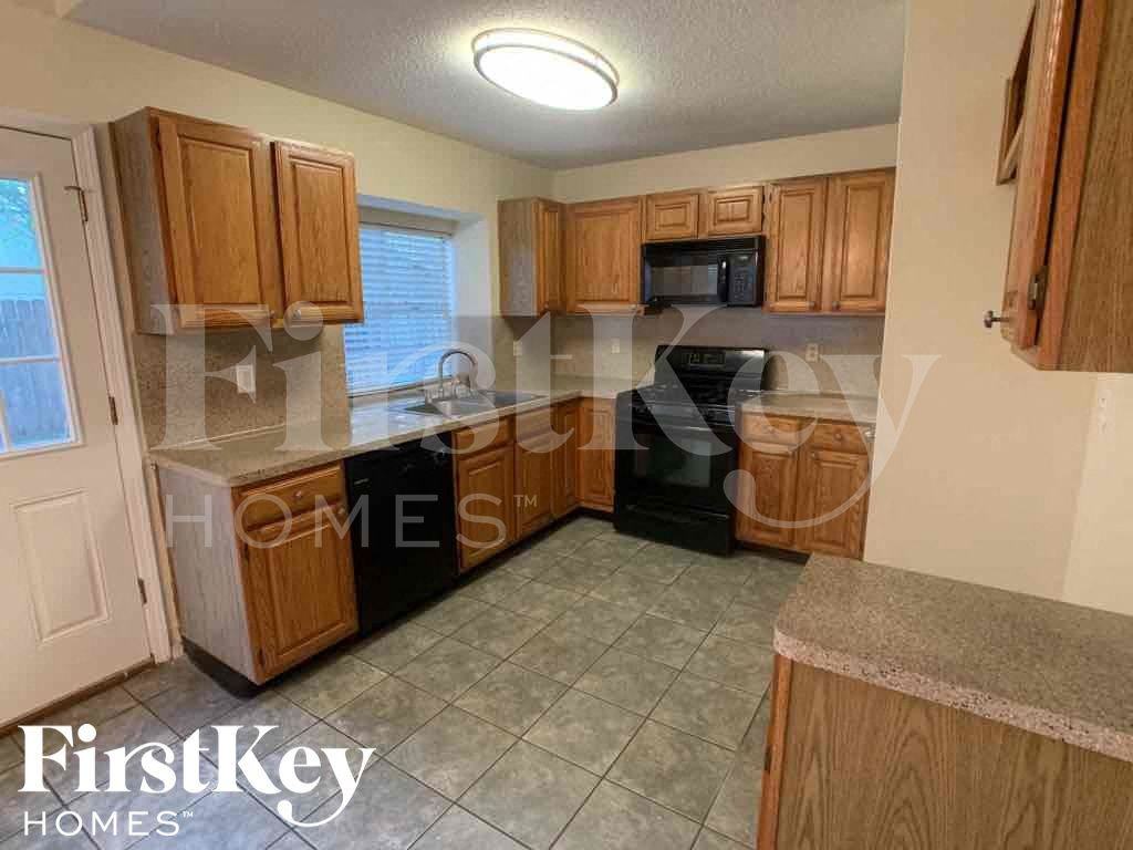 18614 Seaton Dr - Photo 4 of 23