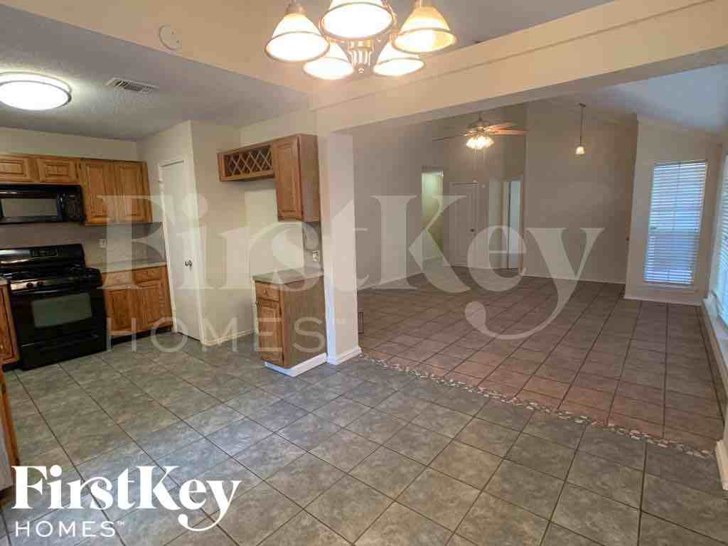 18614 Seaton Dr - Photo 5 of 23